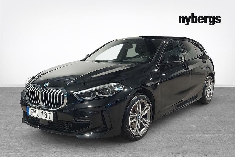 Svart Begagnad 2024 BMW 118 M Sport Halvkombi | 299 000 kr (Lite dyr) - Bild 1/4