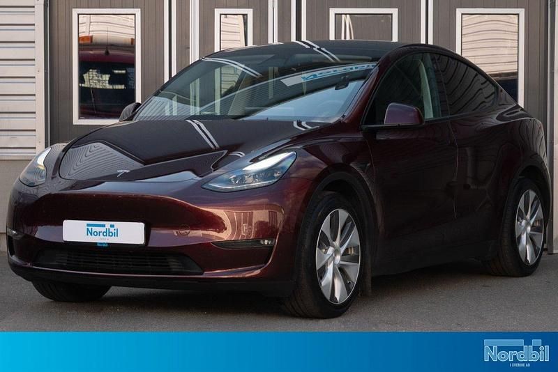 Röd Begagnad 2023 Tesla Model Y Long Range AWD SUV | 419 800 kr (Bra pris) - Bild 1/4
