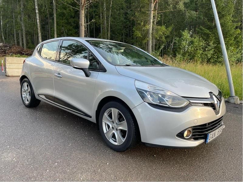 Silver Begagnad 2013 Renault Clio IV Halvkombi | 54 500 kr (Marknadspris) - Bild 1/4