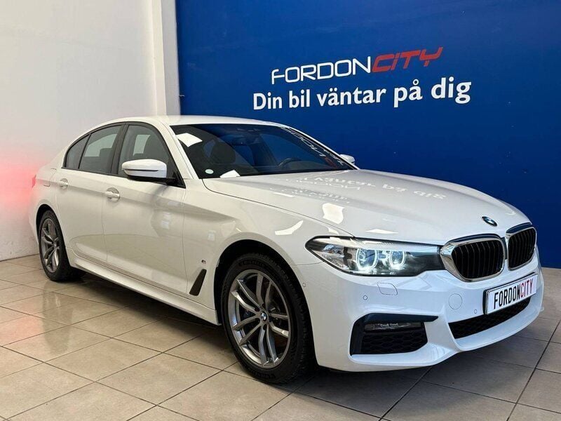 Vit Begagnad 2019 BMW 530e iPerformance Sedan | 449 900 kr - Bild 1/4