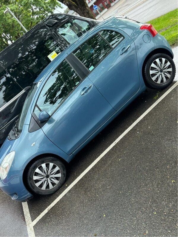 Grå Begagnad 2006 Toyota Yaris Halvkombi | 26 000 kr (Bra pris) - Bild 1/4