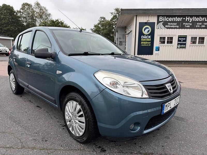 Blå Begagnad 2010 Dacia Sandero Halvkombi | 32 900 kr (Marknadspris) - Bild 1/4