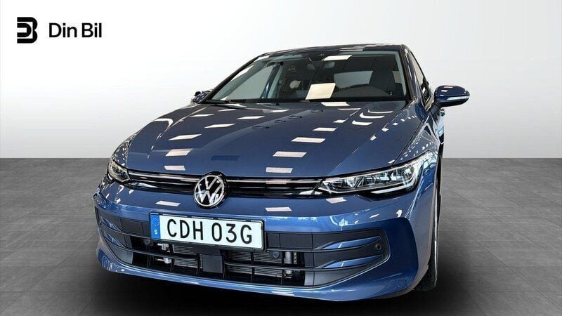 Mörkblå (anemone blue metallic) Begagnad 2024 VW Golf VIII Life Kombi | 334 900 kr (Marknadspris) - Bild 1/4