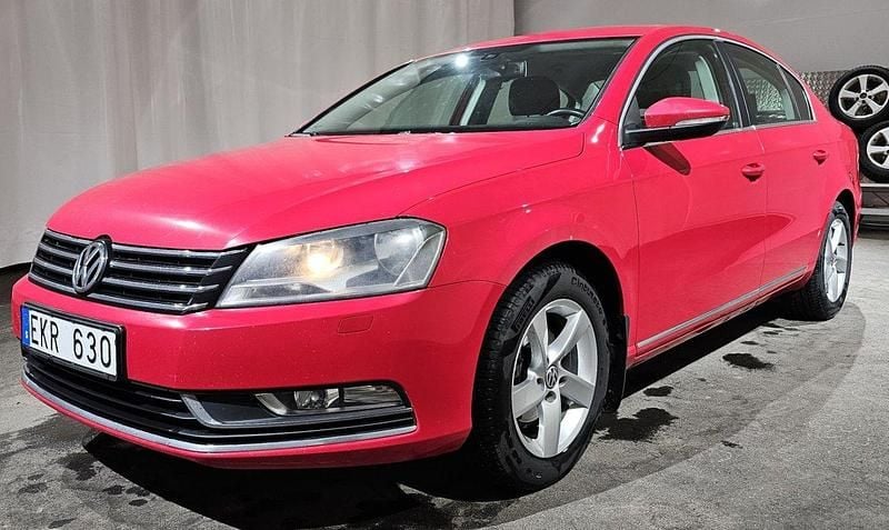 Röd Begagnad 2012 VW Passat Sedan | 59 900 kr (Bra pris) - Bild 1/4