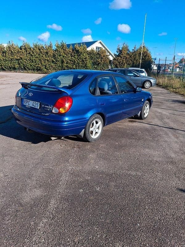 Blå Begagnad 2000 Toyota Corolla Halvkombi | 28 000 kr (Marknadspris) - Bild 1/4