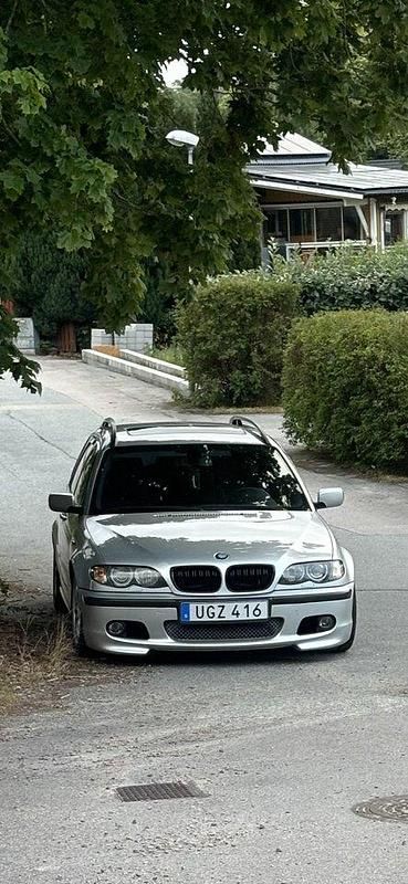 Grå Begagnad 2003 BMW 325 M Sport Kombi | 60 000 kr - Bild 1/4