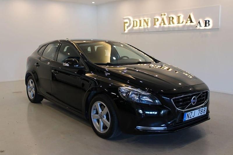 Svart Begagnad 2014 Volvo V40 Kinetic Kombi | 99 900 kr (Marknadspris) - Bild 1/4