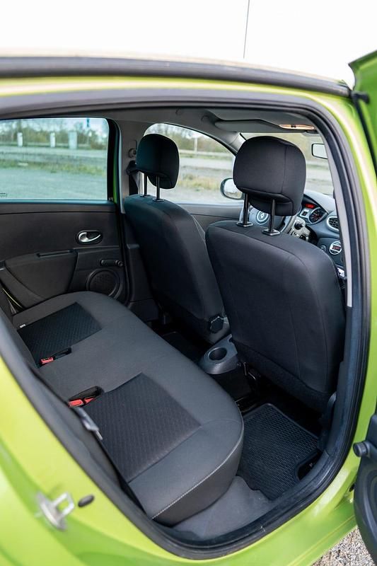 Begagnad Renault Clio R.S. 75 HK (55 kW) 2010 Halvkombi