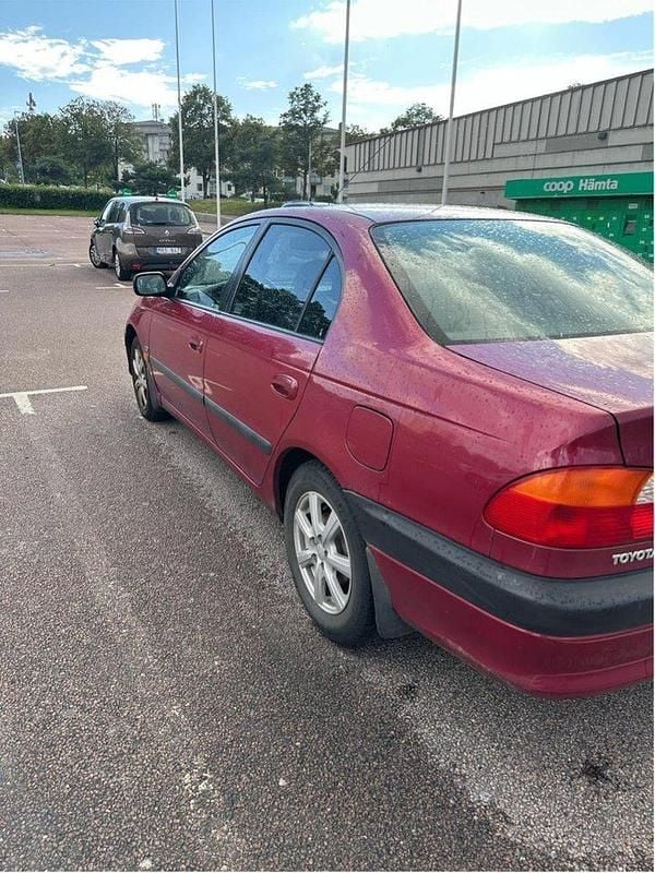 Röd Begagnad 2000 Toyota Avensis Sedan | 25 000 kr (Marknadspris) - Bild 1/3