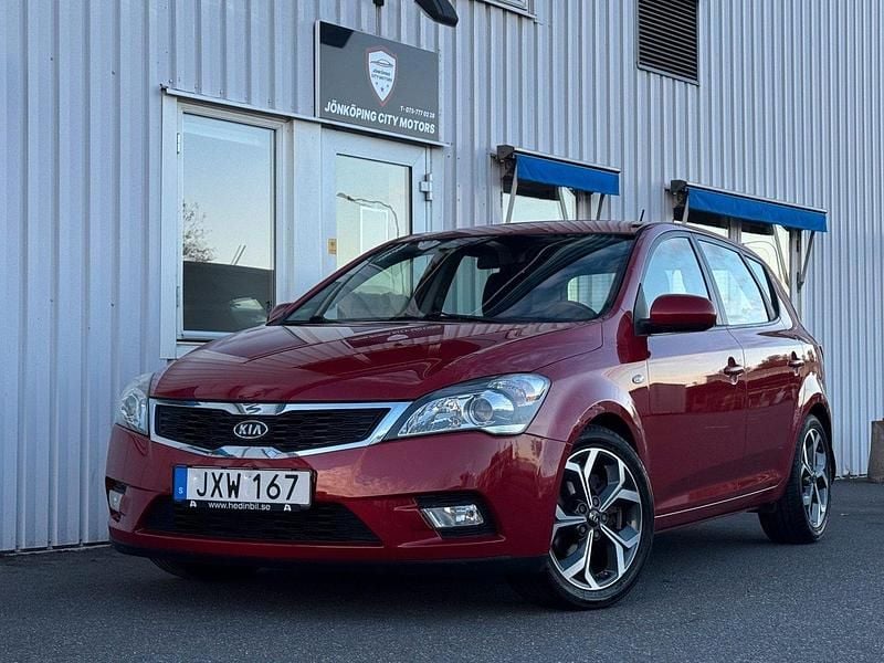 Röd Begagnad 2009 Kia Ceed EX Halvkombi | 76 900 kr (Marknadspris) - Bild 1/4