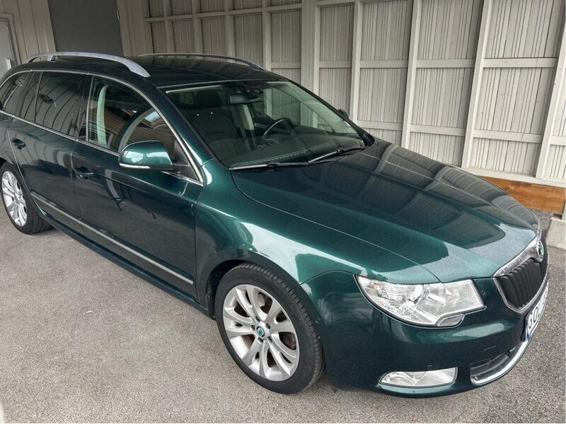 Grön Begagnad 2011 Skoda Superb Elegance Kombi | 55 000 kr (Superpris) - Bild 1/4