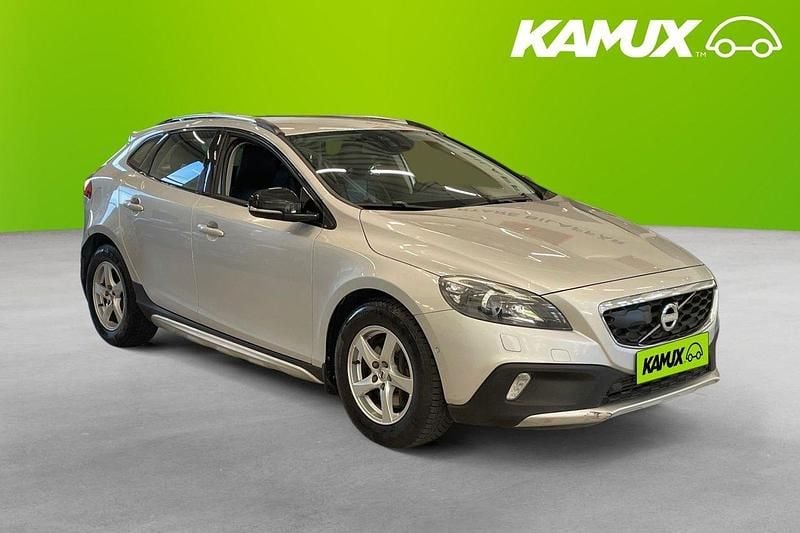 Grå Begagnad 2013 Volvo V40 CC Summum Kombi | 124 900 kr (Marknadspris) - Bild 1/4