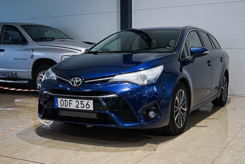 Begagnad Toyota Avensis Active 143 HK (105 kW) 2015 Blå Kombi