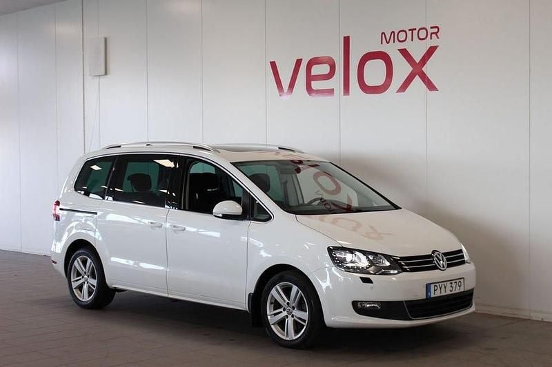 Vit Begagnad 2015 VW Sharan Minibuss | 174 900 kr (Marknadspris) - Bild 1/4