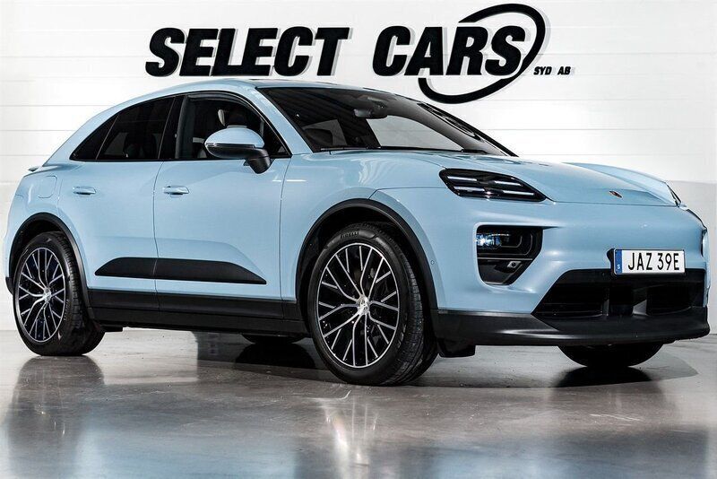 Ljusblå Ny 2024 Porsche Macan 4 Electric SUV | 968 000 kr (Superpris) - Bild 1/4