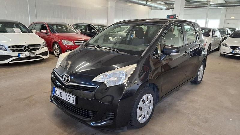 Svart Begagnad 2013 Toyota Verso-S Minibuss | 85 999 kr (Lite dyr) - Bild 1/4