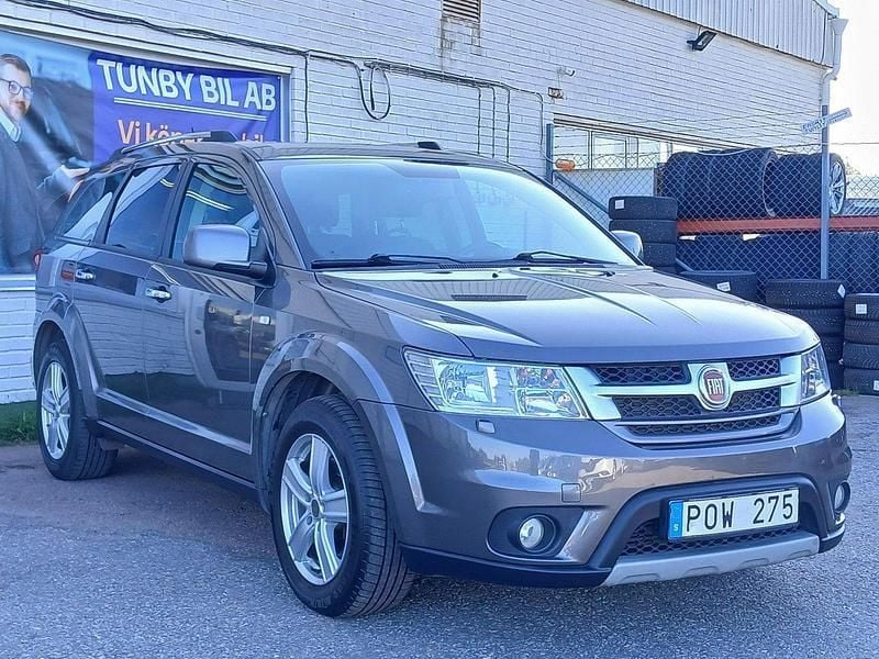 Grå Begagnad 2013 Fiat Freemont SUV | 84 900 kr (Marknadspris) - Bild 1/4