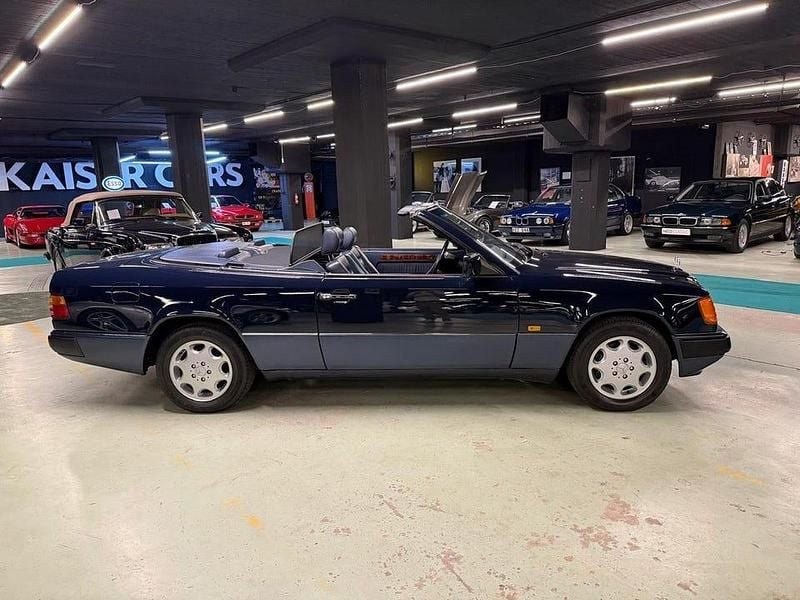 Begagnad Mercedes E300 220 HK (161 kW) 1993 Mörkblå Cab