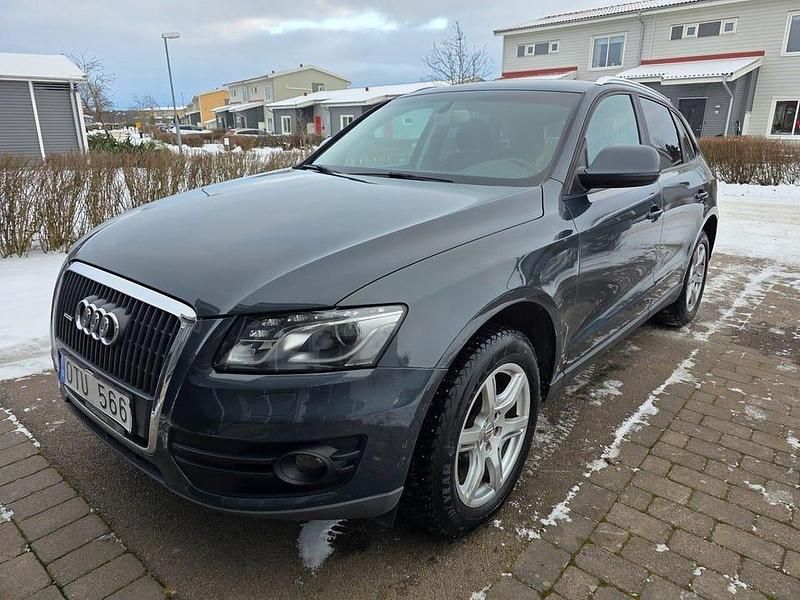 Grå (gråmetallic) Begagnad 2011 Audi Q5 Design SUV | 109 900 kr (Bra pris) - Bild 1/4