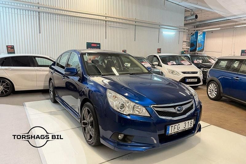 Mörkblå (blå) Begagnad 2010 Subaru Legacy Sedan | 64 900 kr (Marknadspris) - Bild 1/3