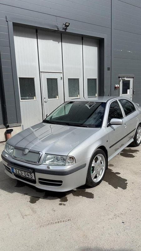 Silver Begagnad 2002 Skoda Octavia RS Halvkombi | 23 500 kr (Marknadspris) - Bild 1/4