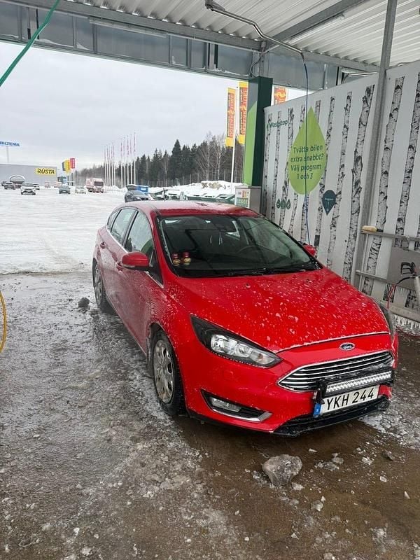 Röd Begagnad 2017 Ford Focus | 75 000 kr (Bra pris) - Bild 1/4
