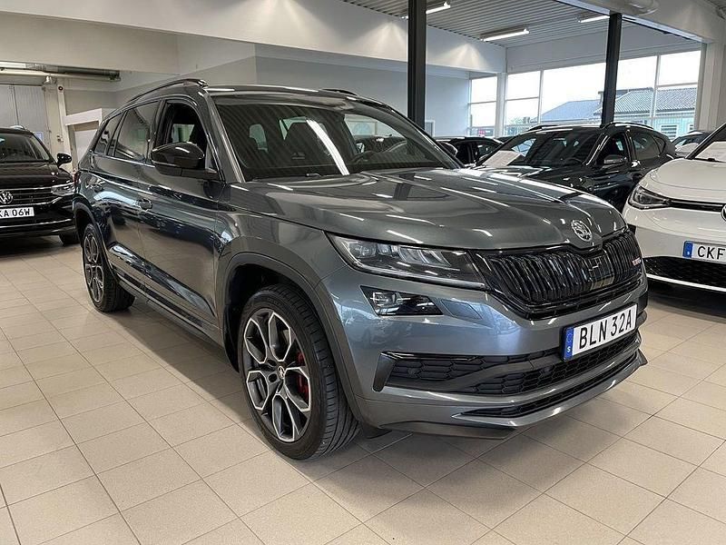 Grå (quartz grey metallic) Begagnad 2020 Skoda Kodiaq RS SUV | 399 000 kr (Marknadspris) - Bild 1/4