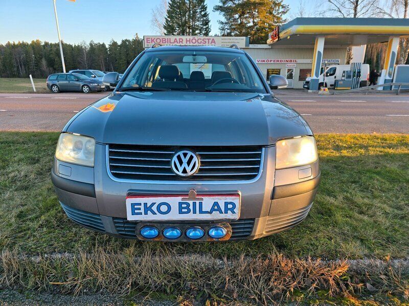 Ljusgrå Begagnad 2004 VW Passat Kombi | 26 900 kr (Marknadspris) - Bild 1/4