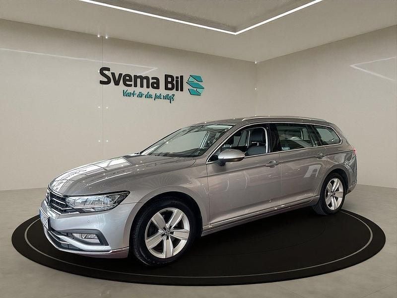 Silvermetallic Begagnad 2019 VW Passat Sportline Kombi | 259 900 kr (Marknadspris) - Bild 1/4