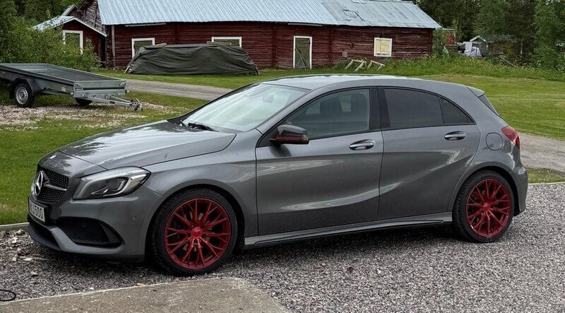 Grå Begagnad 2016 Mercedes A200 AMG Halvkombi | 139 000 kr (Bra pris) - Bild 1/4