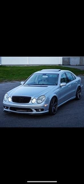 Silver Begagnad 2005 Mercedes E500 Sedan | 105 000 kr - Bild 1/4