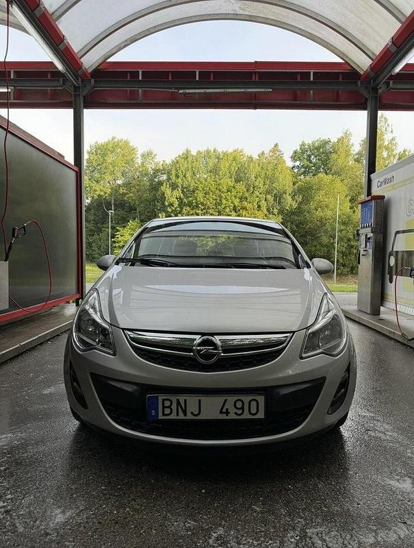Grå Begagnad 2012 Opel Corsa Enjoy Halvkombi | 54 800 kr (Marknadspris) - Bild 1/4