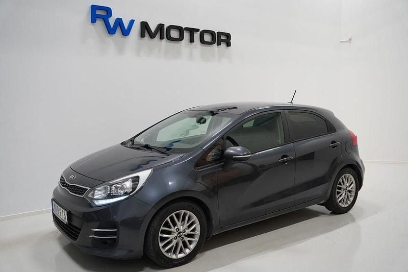 Grå Begagnad 2015 Kia Rio Halvkombi | 69 800 kr (Marknadspris) - Bild 1/4