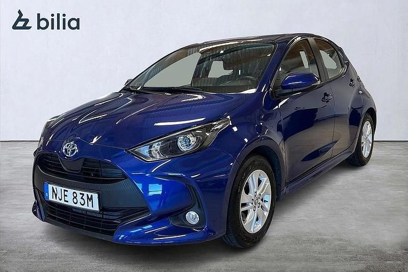 Mörkblå Begagnad 2022 Toyota Yaris Hybrid Active Halvkombi | 214 000 kr (Marknadspris) - Bild 1/3