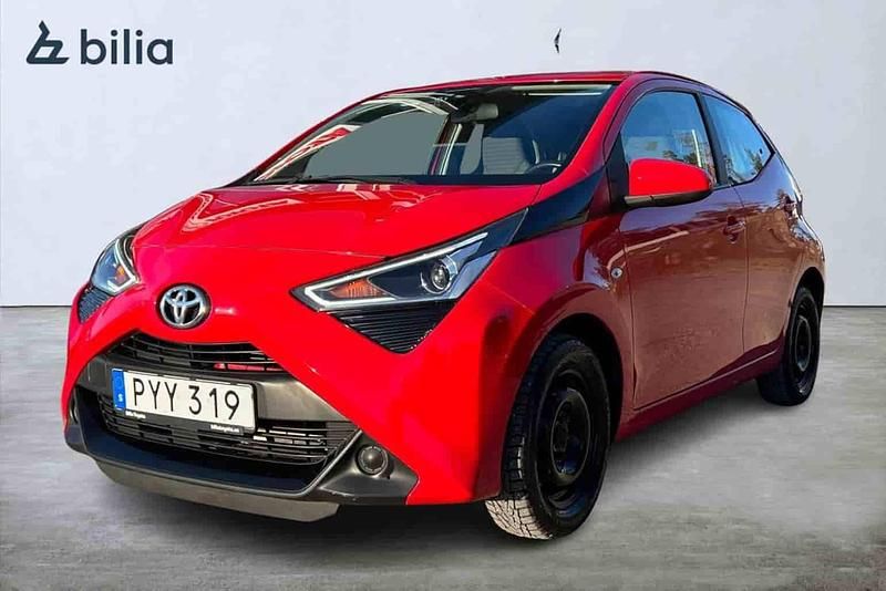 Begagnad Toyota Aygo X-play 72 HK (52 kW) 2018 Röd Halvkombi