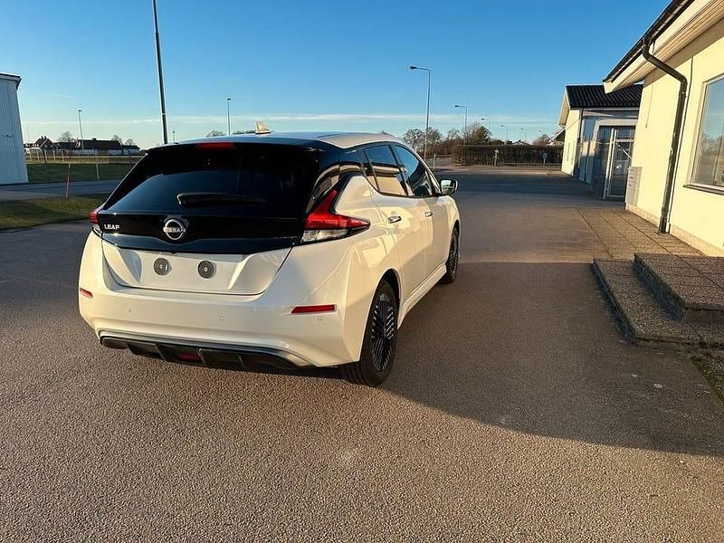 Begagnad Nissan Leaf N-Connecta 110 kW (150 HK) 2023 Vit Halvkombi