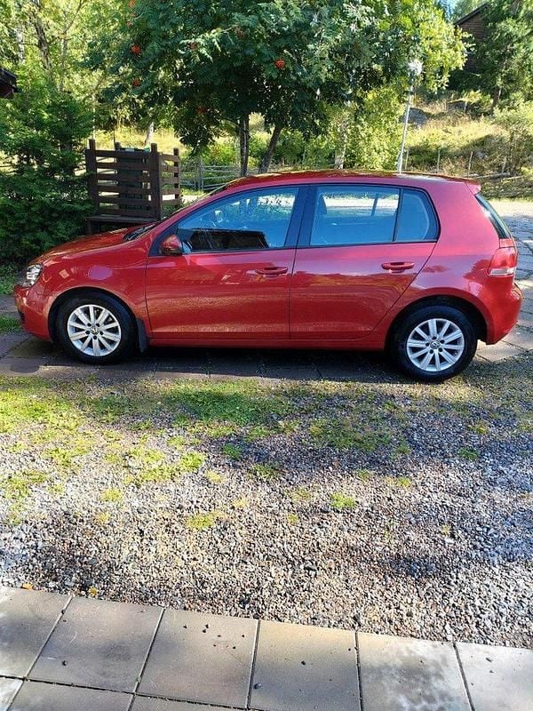 Röd Begagnad 2010 VW Golf VI Halvkombi | 35 000 kr (Superpris) - Bild 1/4