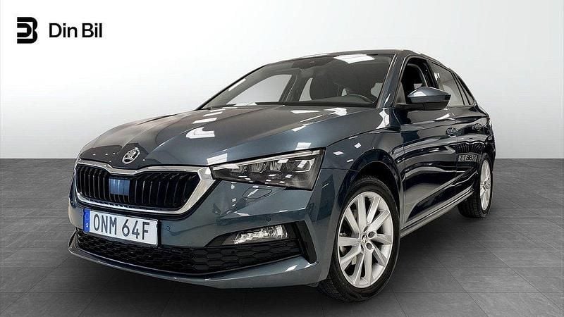 Grå (quartz grey metallic) Begagnad 2021 Skoda Scala Style Halvkombi | 209 900 kr (Marknadspris) - Bild 1/4