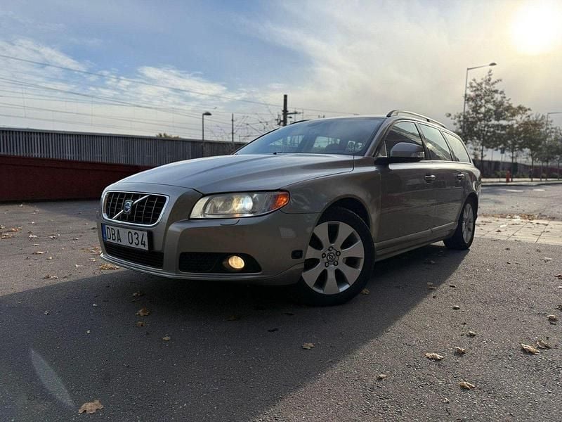 Brun Begagnad 2008 Volvo V70 Momentum Kombi | 39 900 kr (Marknadspris) - Bild 1/4