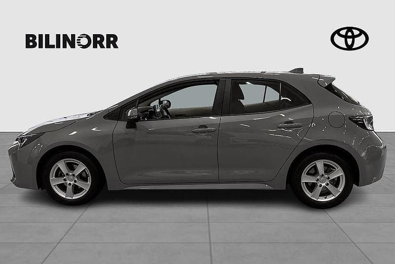 Begagnad Toyota Corolla Hybrid Active 124 HK (91 kW) 2022 Grå Halvkombi