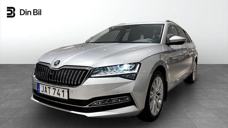 Brilliant silver metallic Begagnad 2024 Skoda Superb Business Line Kombi | 399 900 kr (Marknadspris) - Bild 1/4