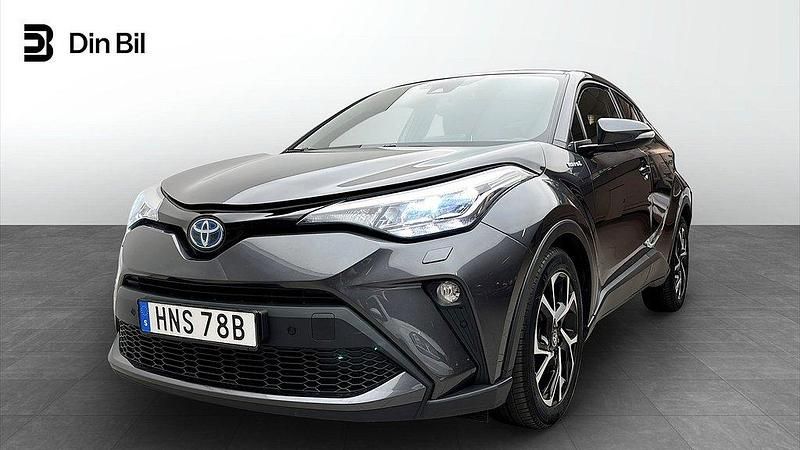 Mörkgrå (mgrå) Begagnad 2021 Toyota C-HR Edition SUV | 239 900 kr (Marknadspris) - Bild 1/4