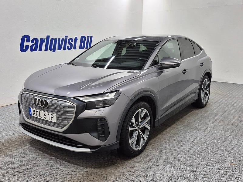 Grå metallic Begagnad 2022 Audi Q4 Sportback e-tron Advanced SUV | 339 000 kr (Marknadspris) - Bild 1/4