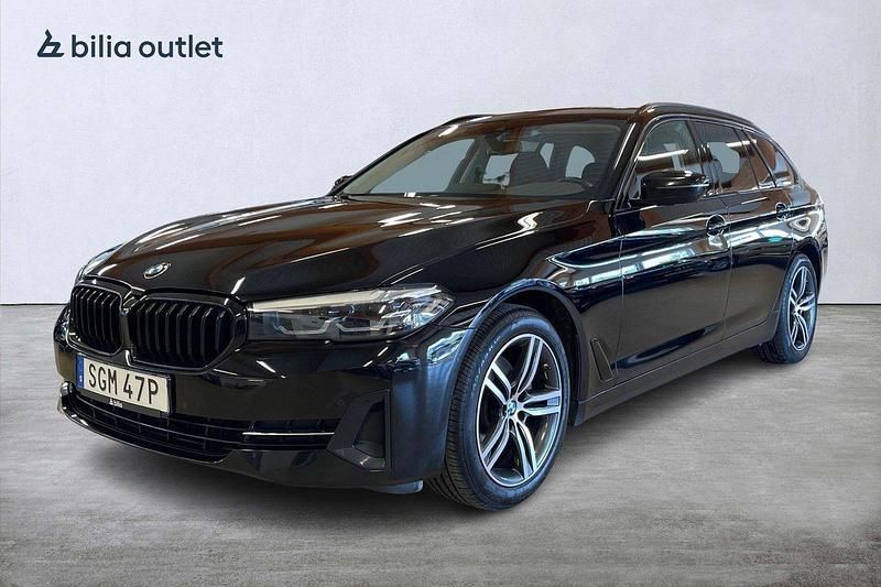 Svart Begagnad 2021 BMW 520 Kombi | 269 900 kr (Marknadspris) - Bild 1/3