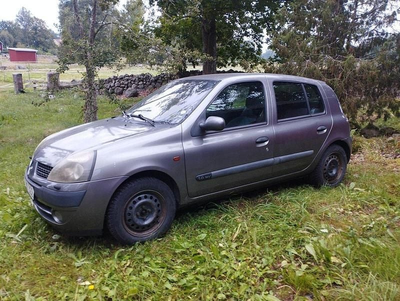 Grå Begagnad 2002 Renault Clio II Halvkombi | 5 000 kr (Superpris) - Bild 1/4