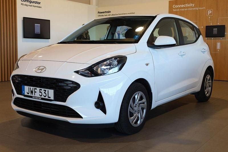 Vit Begagnad 2024 Hyundai i10 Essential Halvkombi | 169 900 kr (Marknadspris) - Bild 1/1
