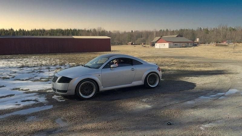 Grå Begagnad 2000 Audi TT Sportkupé | 35 000 kr - Bild 1/4