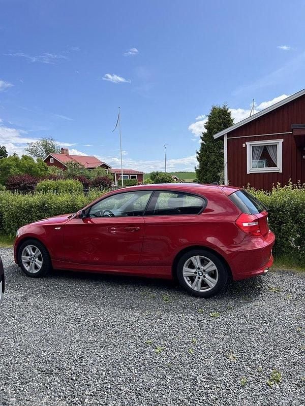 Röd Begagnad 2009 BMW 118 Advantage Halvkombi | 64 000 kr (Marknadspris) - Bild 1/4