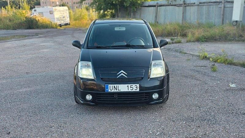 Svart Begagnad 2004 Citroën C2 Halvkombi | 22 900 kr (Marknadspris) - Bild 1/4