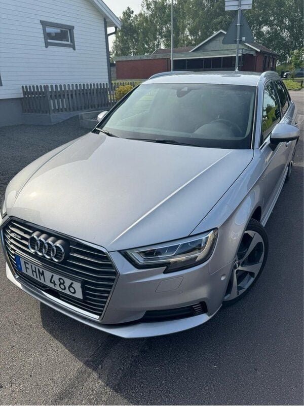 Silver Begagnad 2018 Audi A3 Sportback e-tron S-Line Sedan | 199 000 kr (Superpris) - Bild 1/4